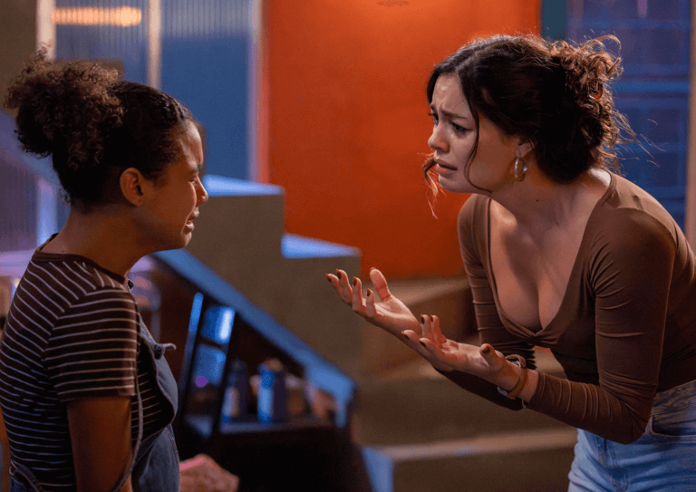 Joélly (Alana Cabral) e Gerluce (Sophie Charlotte), em cena da novela 'Três Graças'