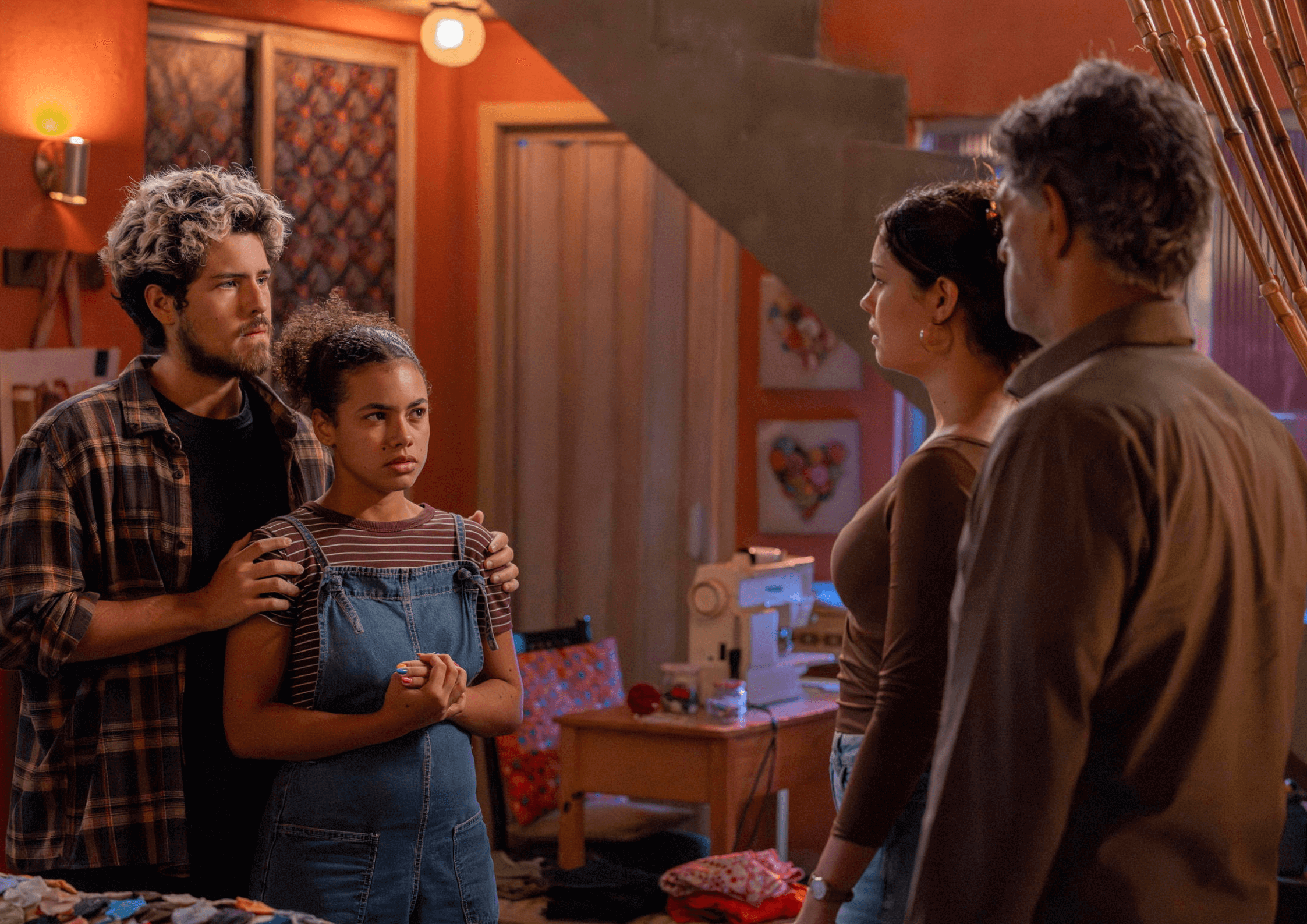 Raul (Paulo Mendes) e Joélly (Alana Cabral) revelam para Gerluce (Sophie Charlotte) e Rogério (Eduardo Moscovis) que venderam a filha para uma quadrilha perigosa