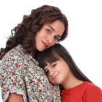 Laryssa Ayres e Juju Teófilo protagonizam Uma Babá Milionária