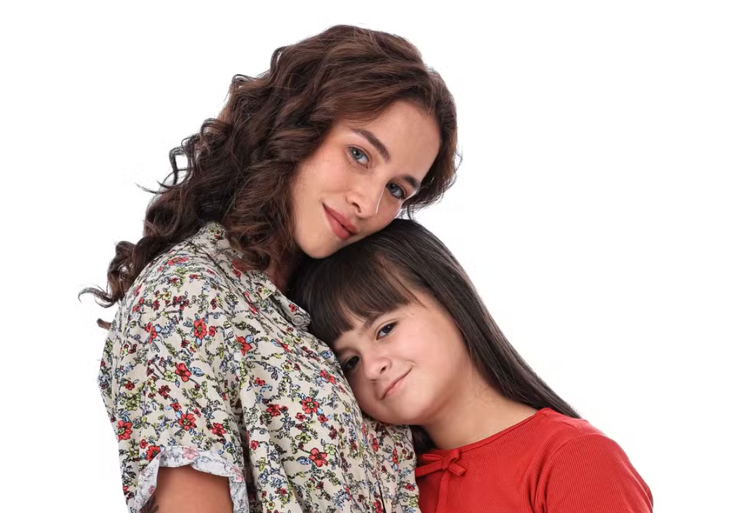 Laryssa Ayres e Juju Teófilo protagonizam Uma Babá Milionária