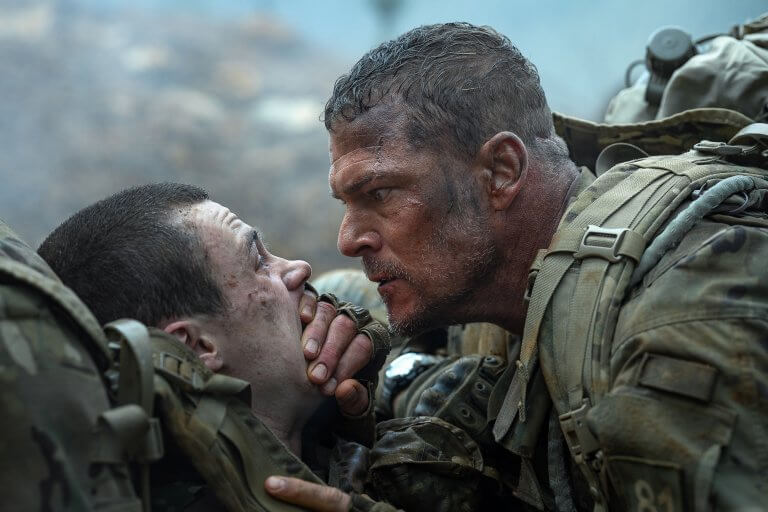 Jack Patten como 109 e Alan Ritchson como 81 em Máquina de Guerra.