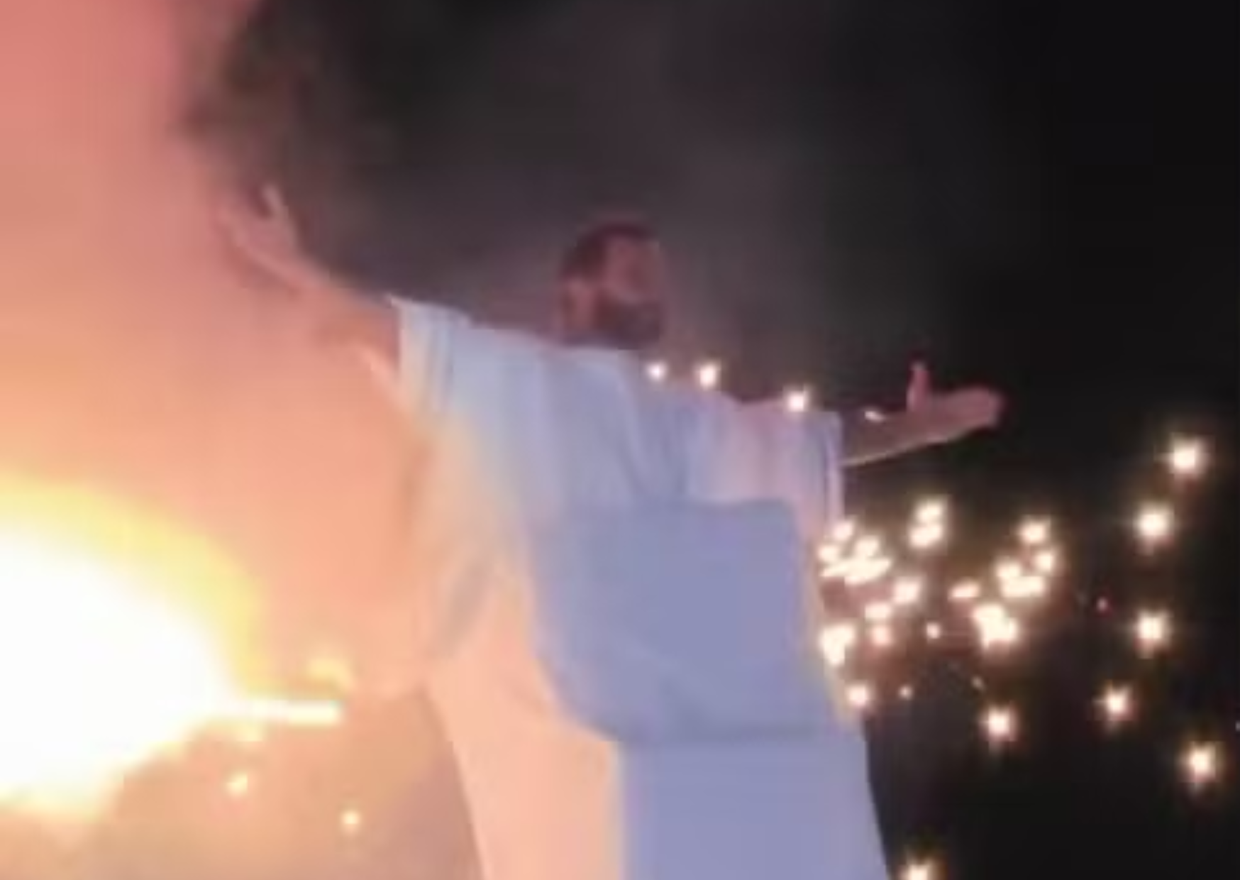 Figurino de Henri Castelli pega fogo em espetáculo