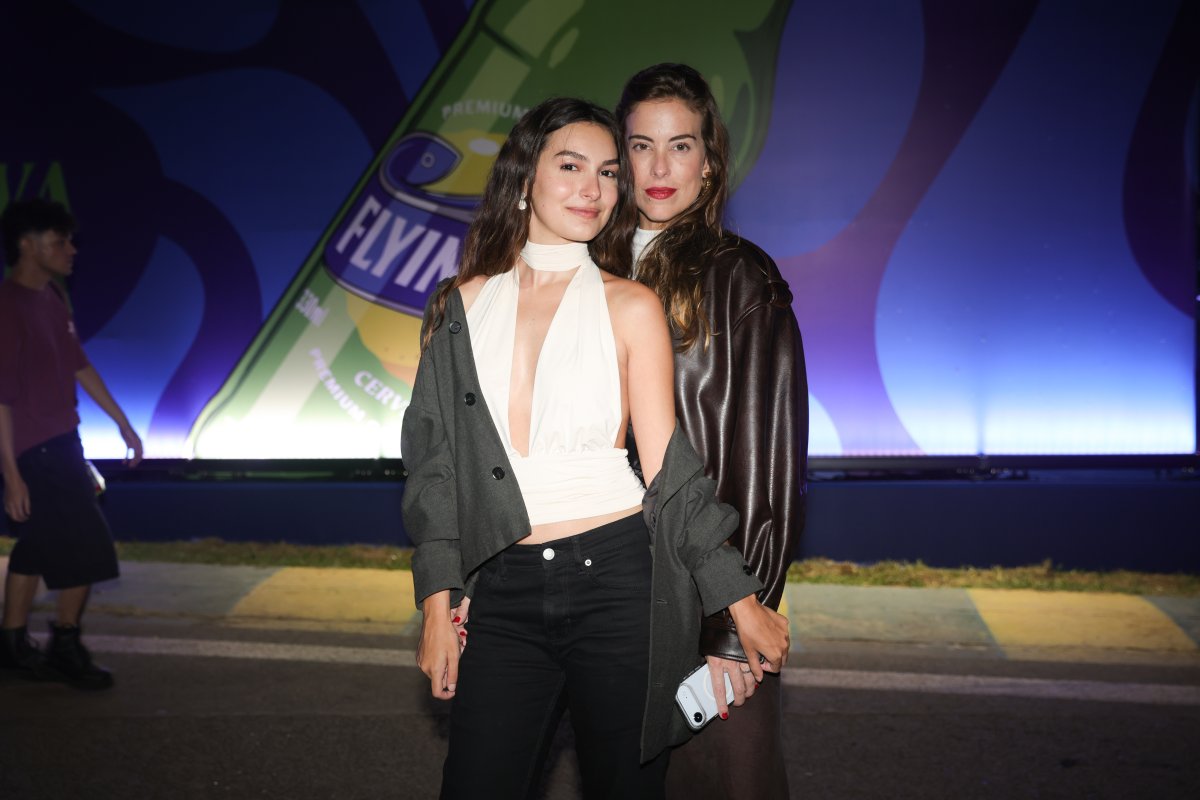 Marina Moschen posa coladinha com a noiva no Lollapalooza