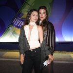 Marina Moschen posa coladinha com a noiva no Lollapalooza