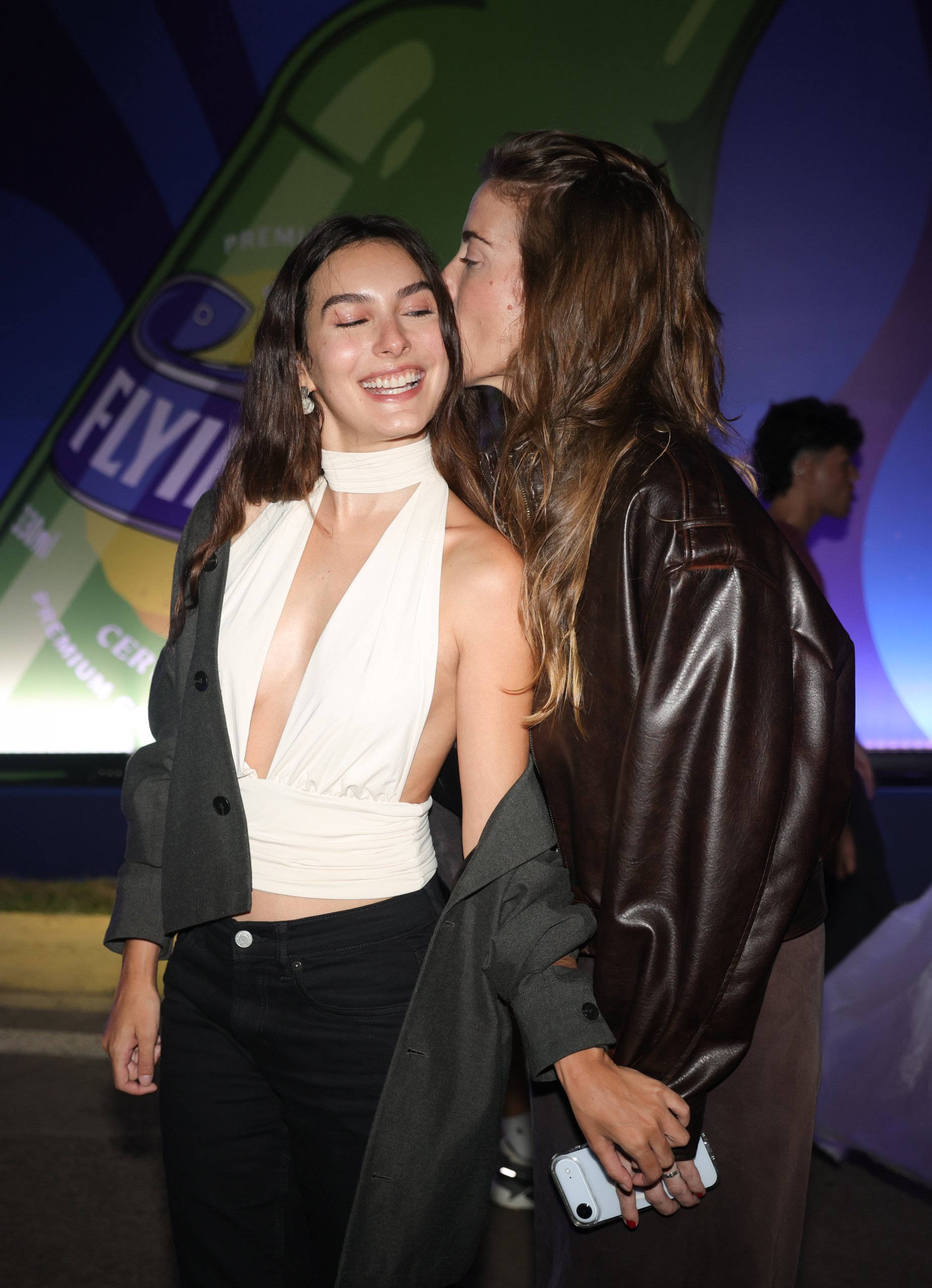 Marina Moschen posa coladinha com a noiva no Lollapalooza