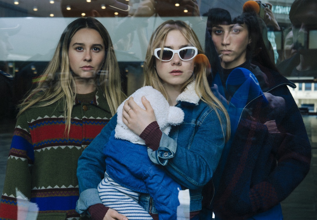 Paula Usero é Cris, Clara Galle é Elena, Claudia Salas é Paula em Naquela Noite.