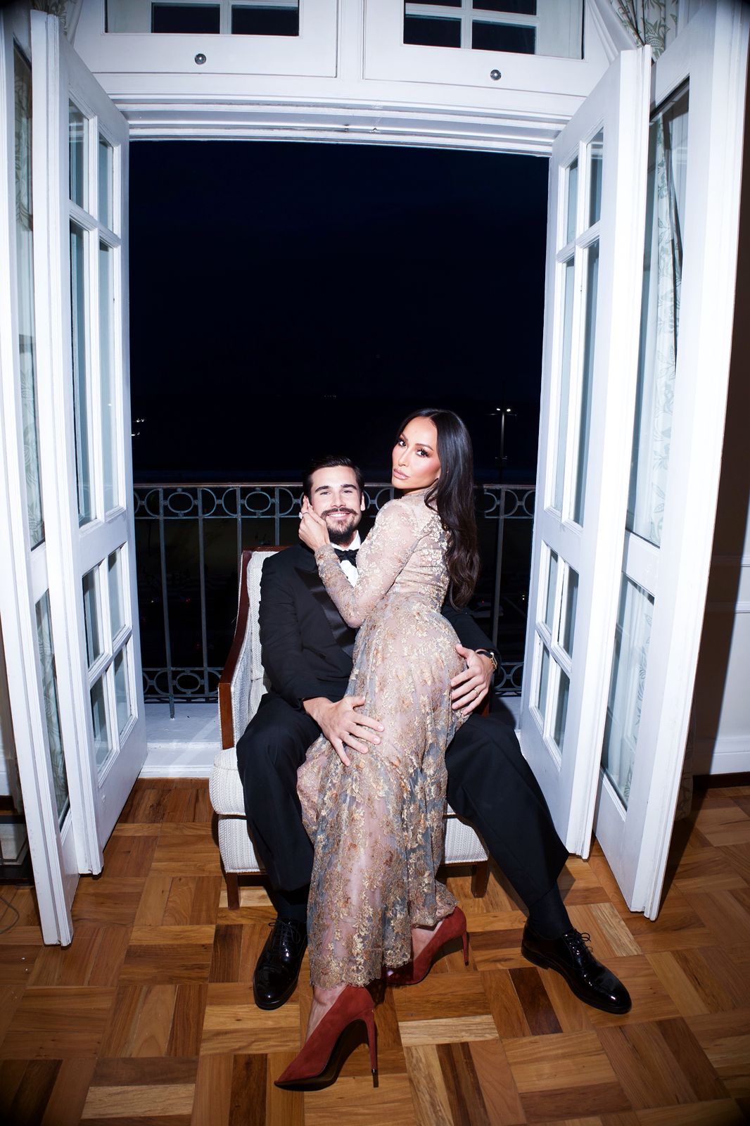 Nicolas Prattes e Sabrina Sato nos bastidores do Golden Globes Tribute Gala Brazil.  
