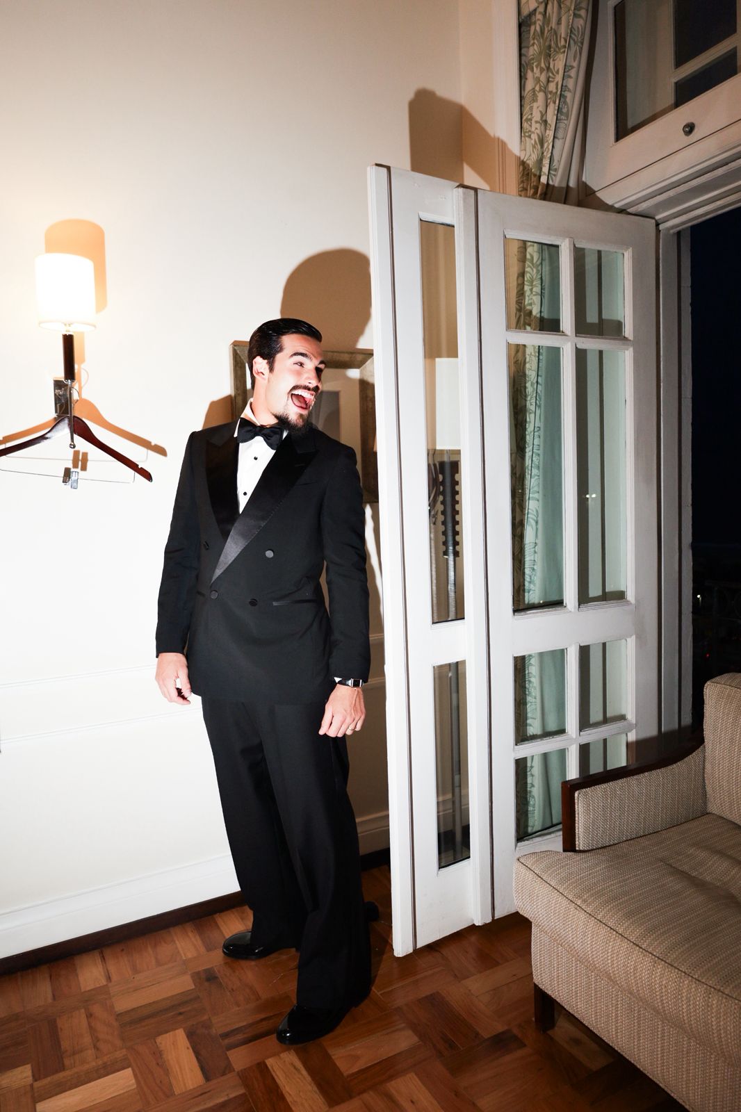Nicolas Prattes nos bastidores no Golden Globes Tribute Gala Brazil. 