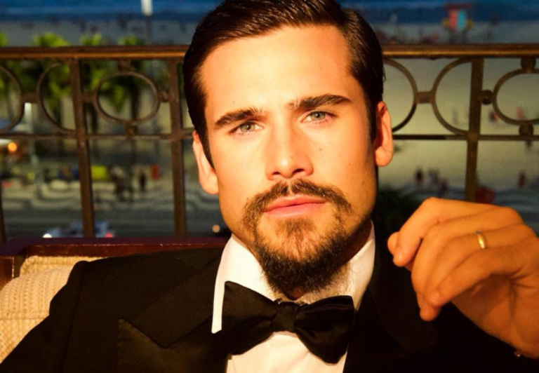 Nicolas Prattes surge impecável em smoking no Golden Globes Tribute Gala Brazil