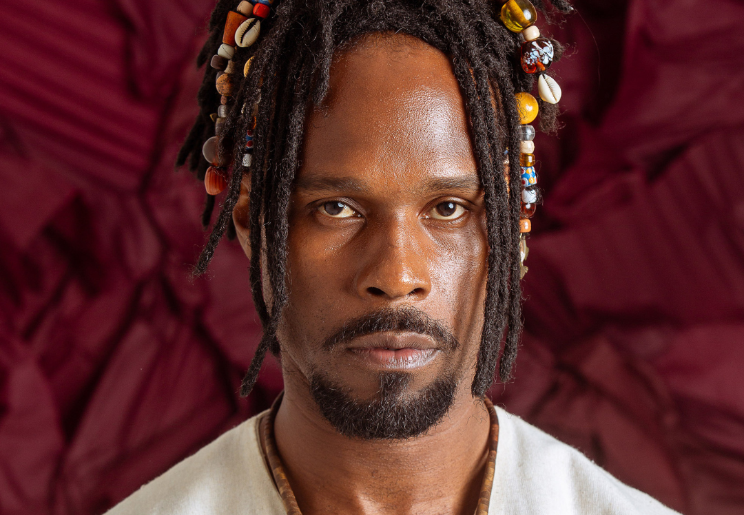 Paulo Guidelly vive líder heróico em A Nobreza do Amor e desafia o rei.