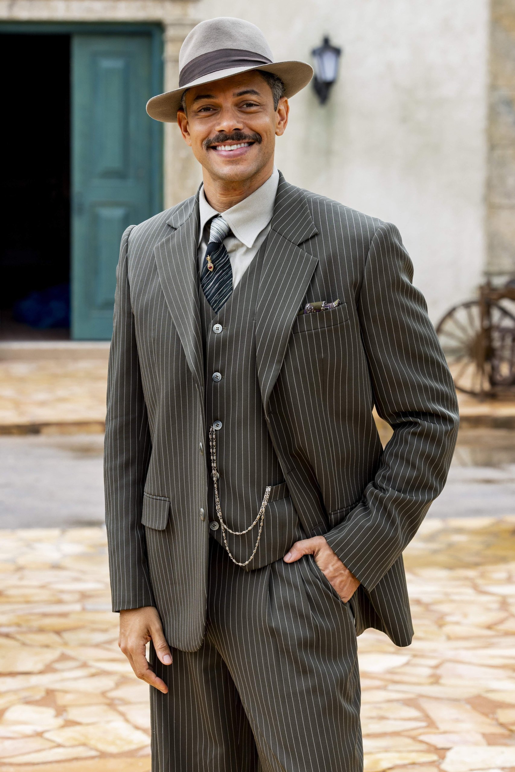 Paulo Lessa vive Onildo médico abolicionista em A Nobreza do Amor. 