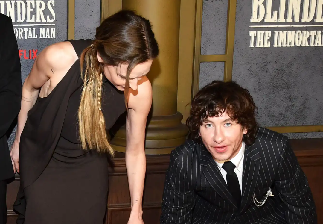 Rebecca Ferguson dá "chega pra lá" em Barry Keoghan em premiere