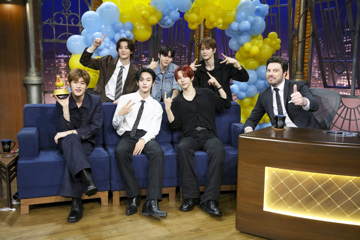 RIIZE agita o The Noite com Danilo Gentili antes do Lollapalooza.