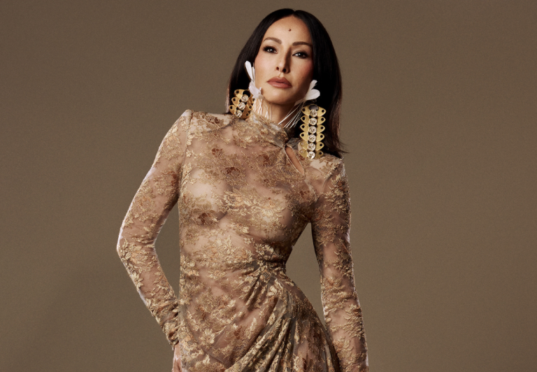 Sabrina Sato rouba a cena com look Valentino em gala no Rio de Janeiro