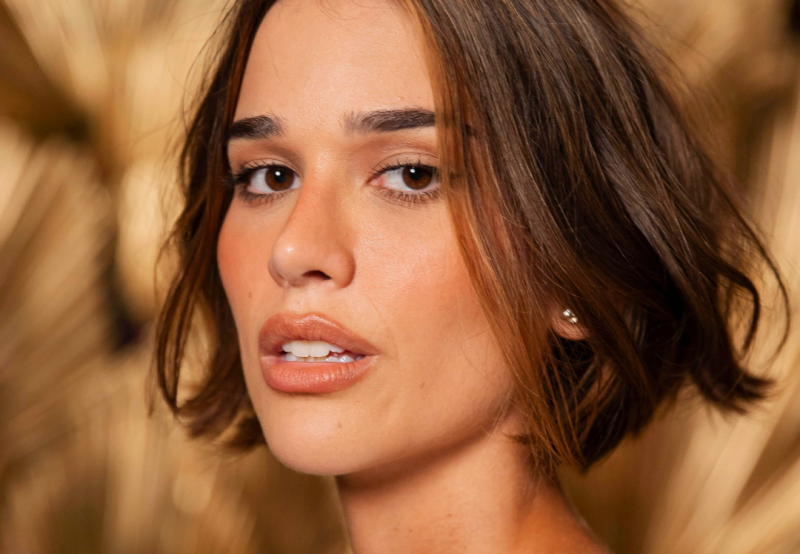 Theresa Fonseca aposta em look luxuoso e estreia como vilã