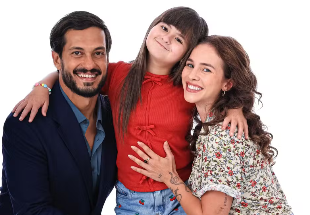Fernando (Raphael Vianna), Eduarda (Juju Teófilo) e Carolina (Laryssa Ayres).