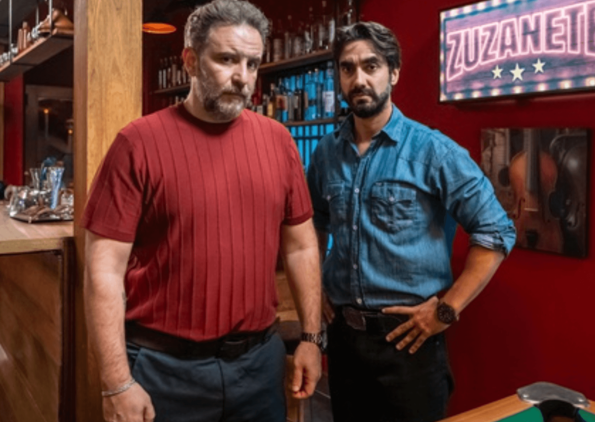 Palhares (Gabriel Godoy) descobre que Iranildo (Leandro Ramos) está aplicando golpes usando seu nome