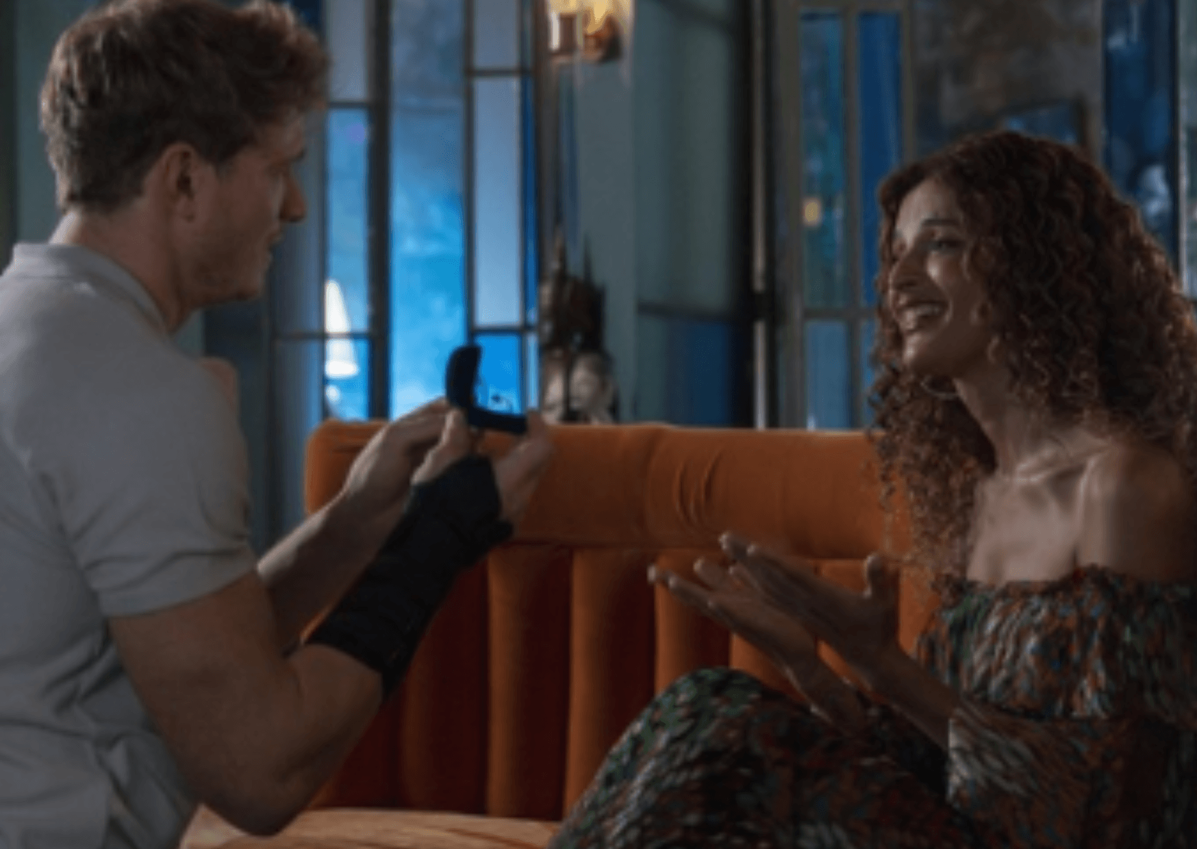 Leonardo (Pedro Novaes) pede Viviane (Gabriela Loran) em casamento e ela, emocionada, aceita