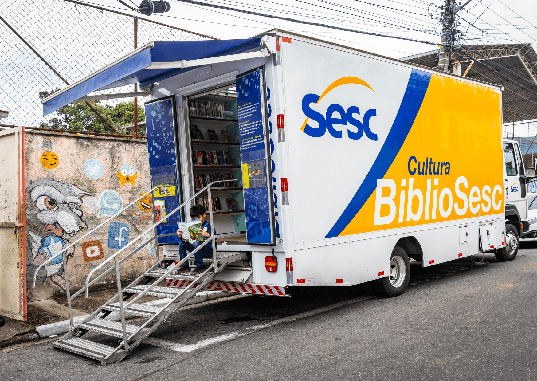 O projeto BiblioSesc utiliza bibliotecas volantes em mais de 30 pontos distintos