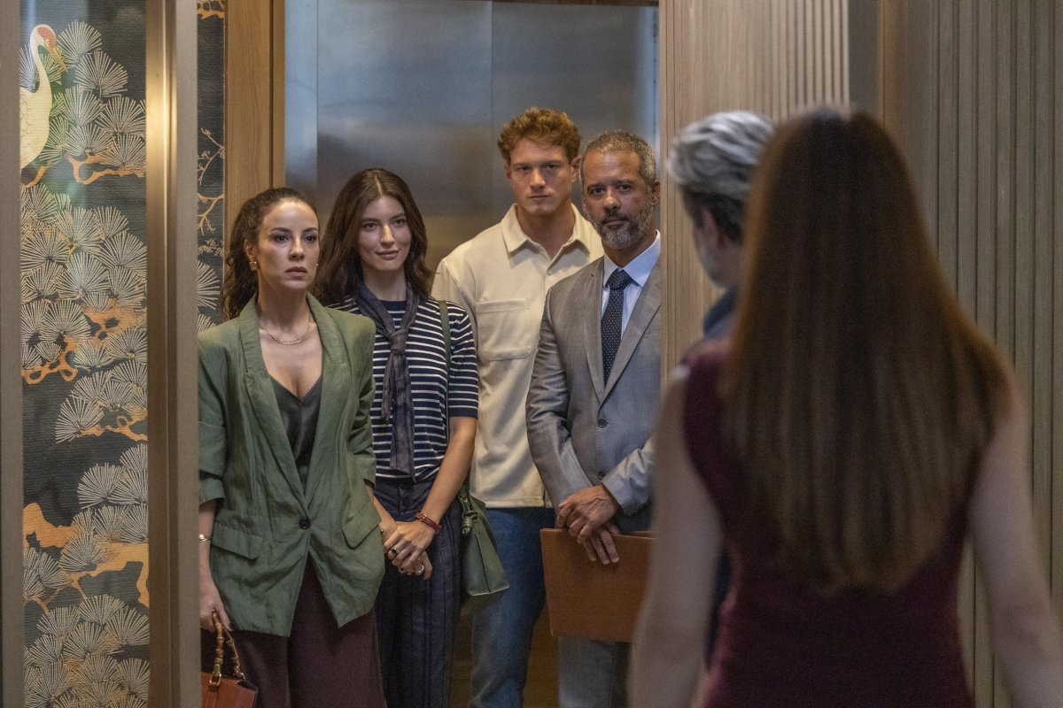 Três Graças: Ferette é escorraçado de casa por Lorena e entra em choque.