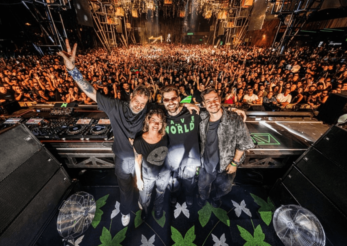 Alok sobe ao palco com a família ao apresentar preview do seu novo show, Rave The World