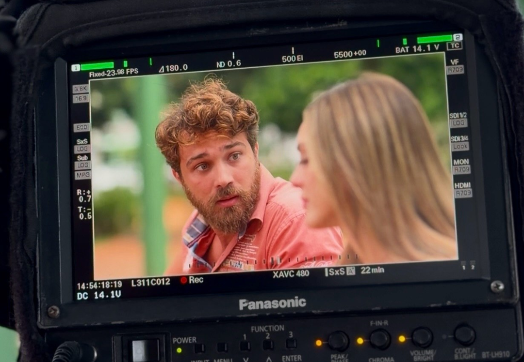 André Luiz Frambach e Isabelle Drummond gravam sob chuva em Goiânia