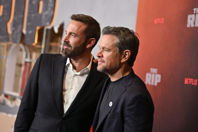 Ben Affleck e Matt Damon enfrentam um processo judicial por 'Dinheiro Suspeito'.