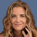 Autora de fenômeno mundial lança guia emocional no Brasil