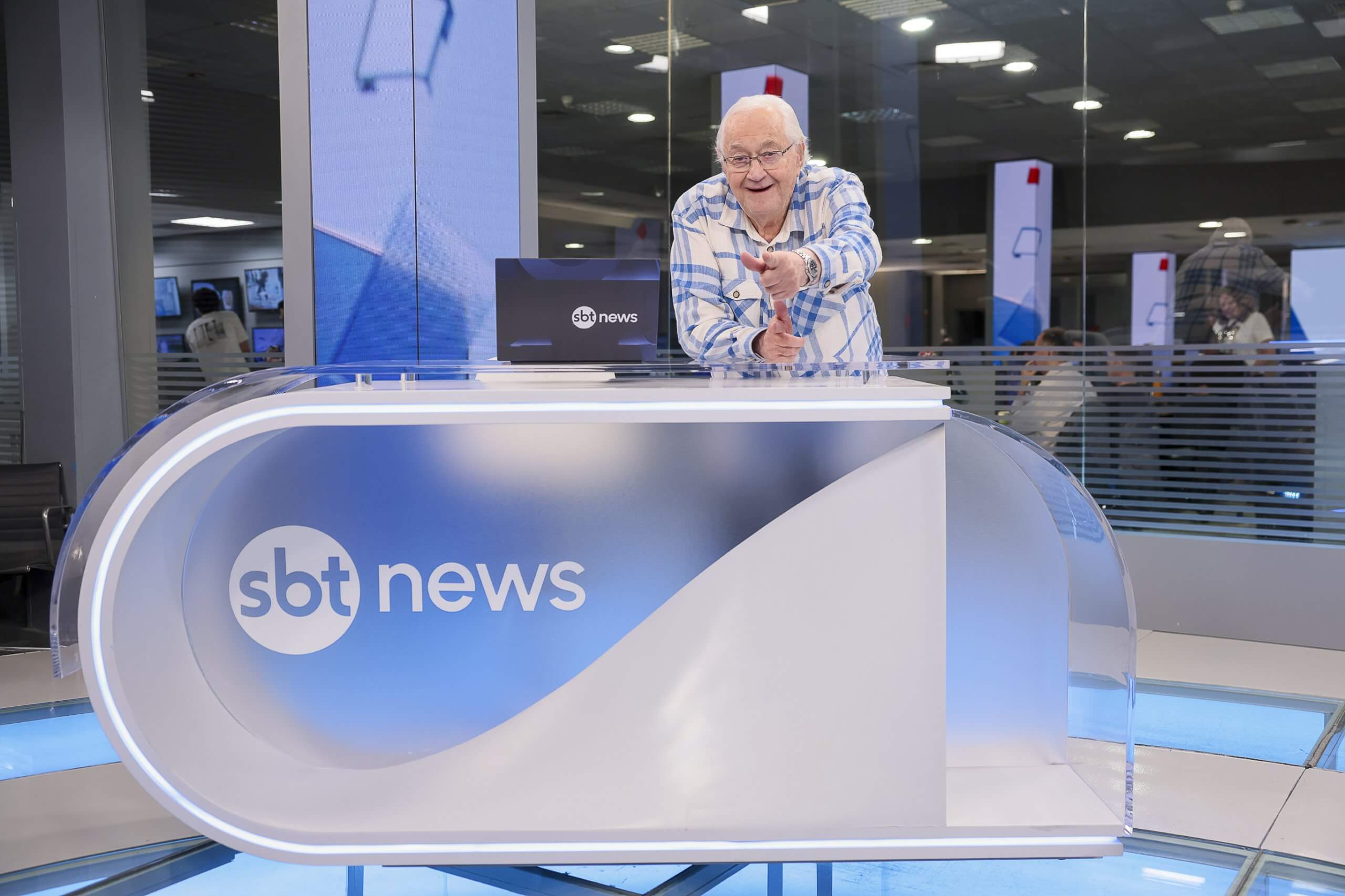Boris Casoy volta ao SBT após 29 anos e promete "queimar lenha" no jornalismo. 