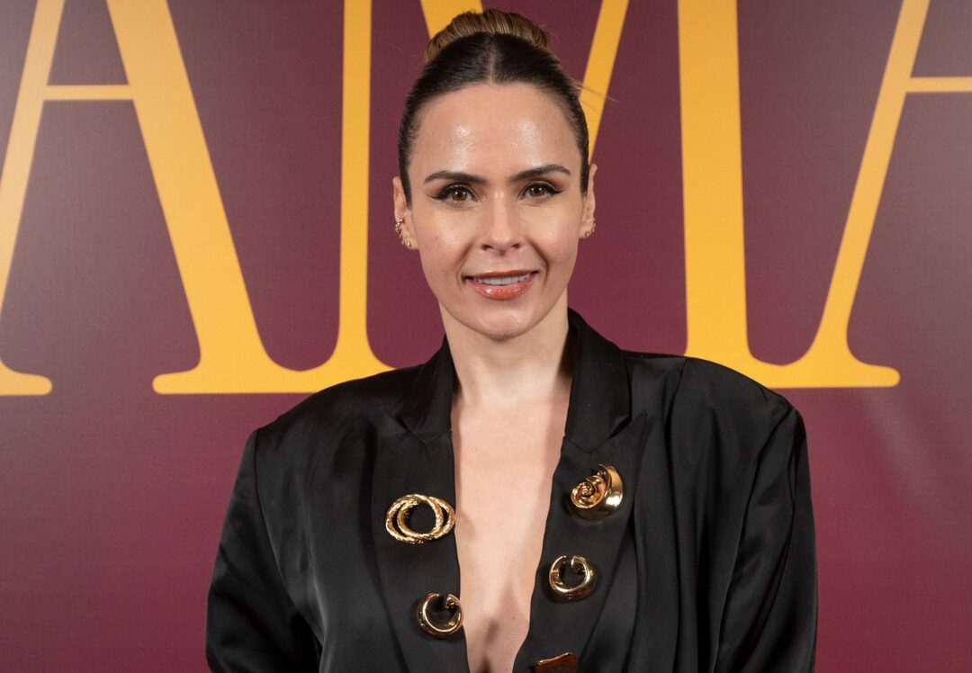 Ana Paula Renault surge com look surrealista em lançamento de Quem Ama Cuida!