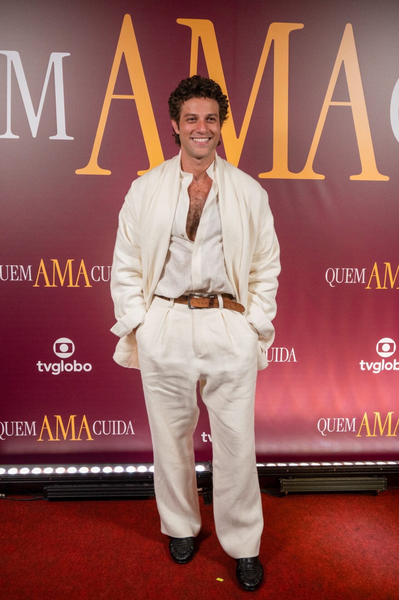 Chay Suede aposta em Terno de Linho Oversized na festa de lançamento de 'Quem Ama Cuida'.