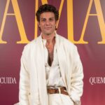 Chay Suede surge em festa de lançamento de Quem Ama Cuida
