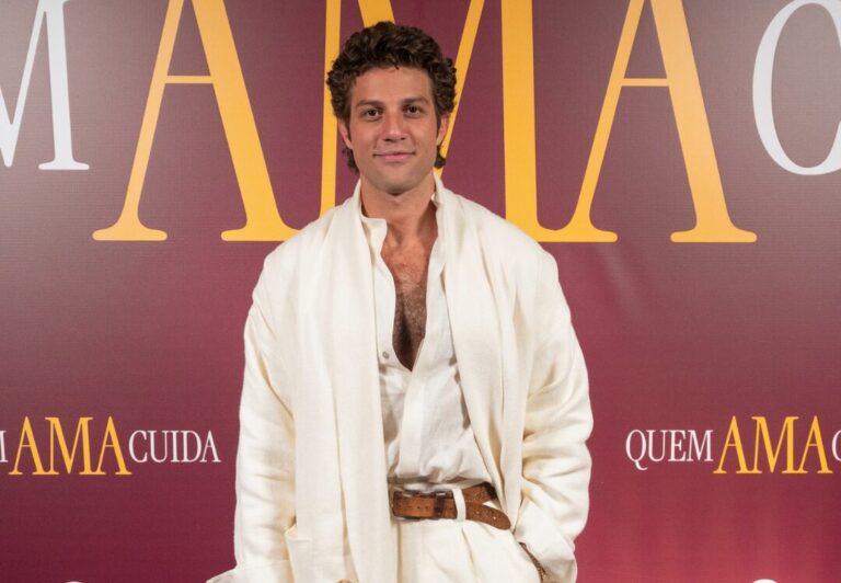 Chay Suede surge em festa de lançamento de Quem Ama Cuida