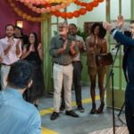 Gesto suspeito em inauguração de loja reativa passado de cantor