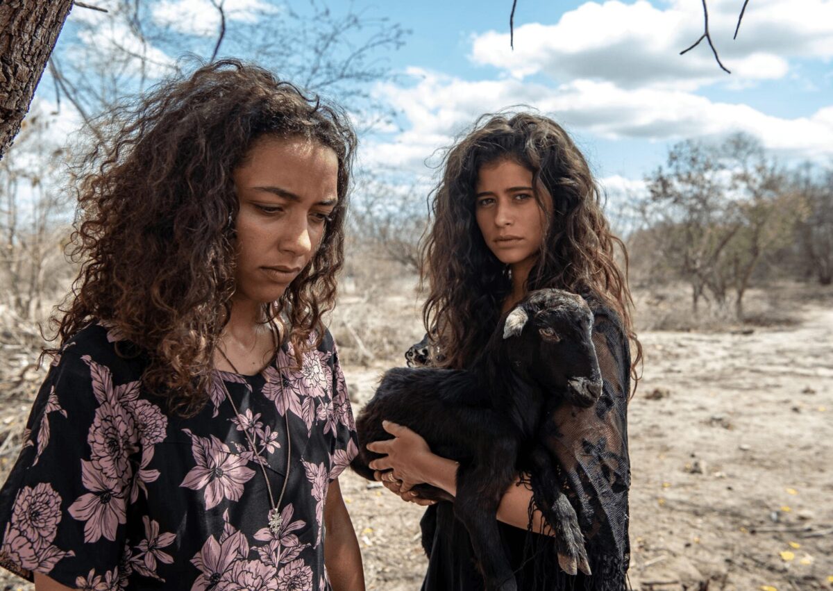 Rosa (Isadora Cruz) e Otília (Alice Carvalho) entram para o bando de cangaceiros
