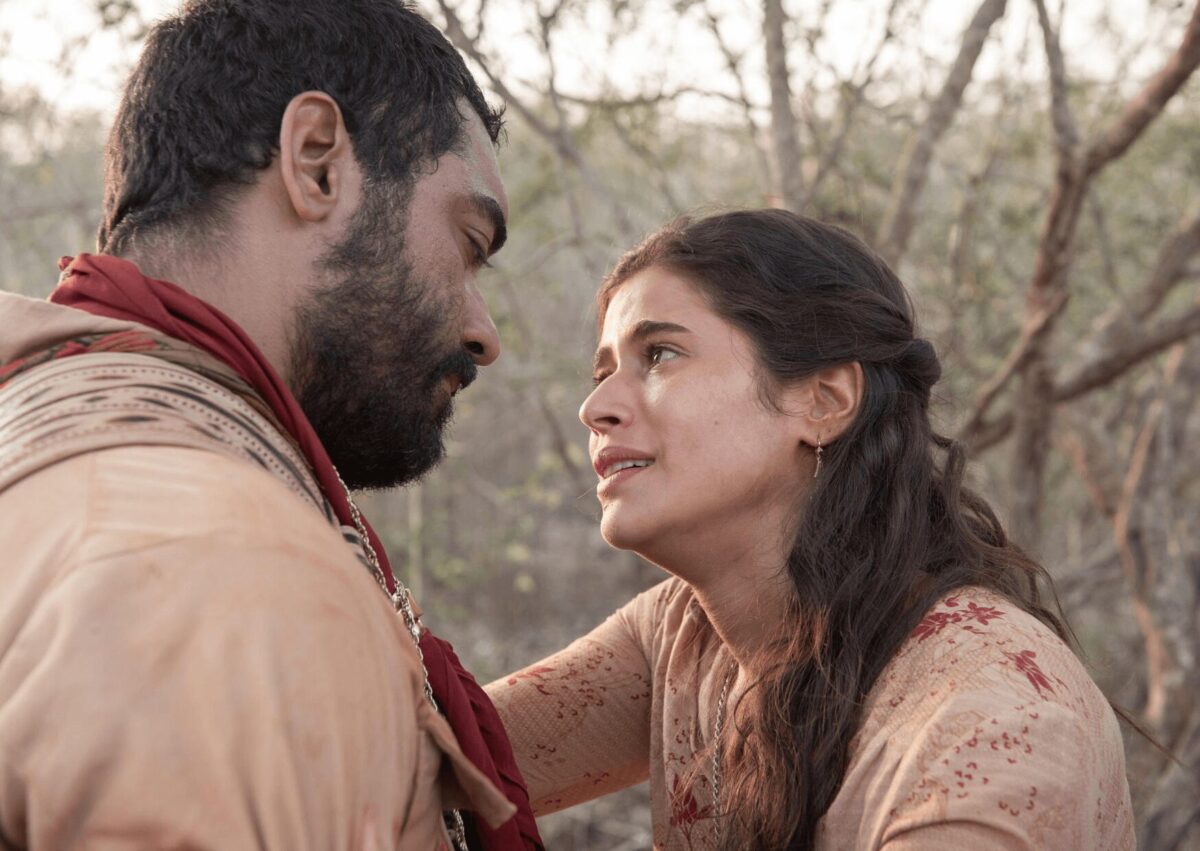 Rosa (Isadora Cruz) tenta convencer Josué (Thomas Aquino) a desistir da vingança contra Arduíno (Irandhir Santos)