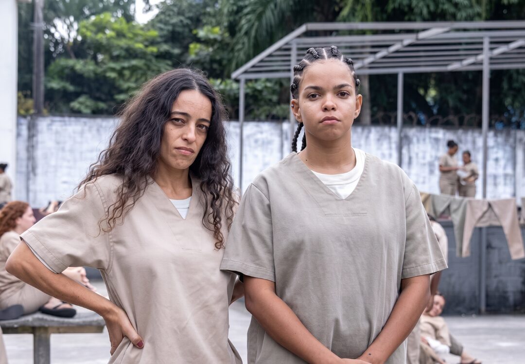 Jeniffer Nascimento e Pri Helena vivem aliadas de Adriana na prisão em Quem Ama Cuida!