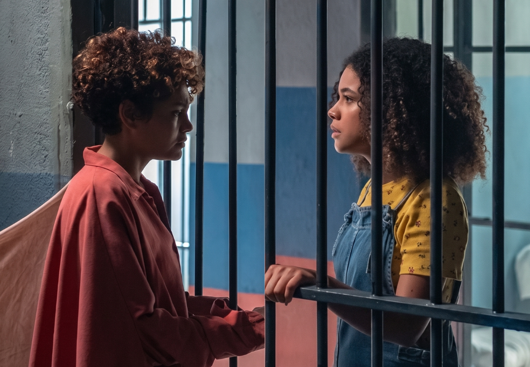 Joélly (Alana Cabral) detona Lena (Barbara Reis) na cadeia em 'Três Graças'.