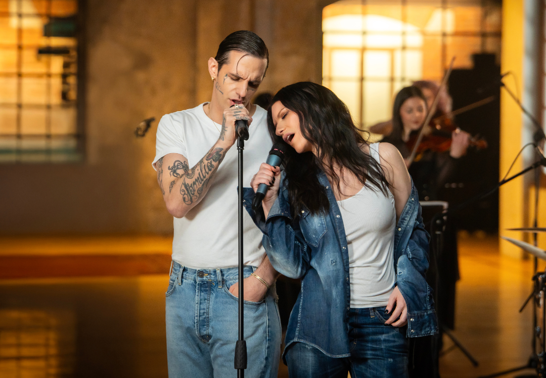 Laura Pausini e Achille Lauro surpreendem com dueto em espanhol.