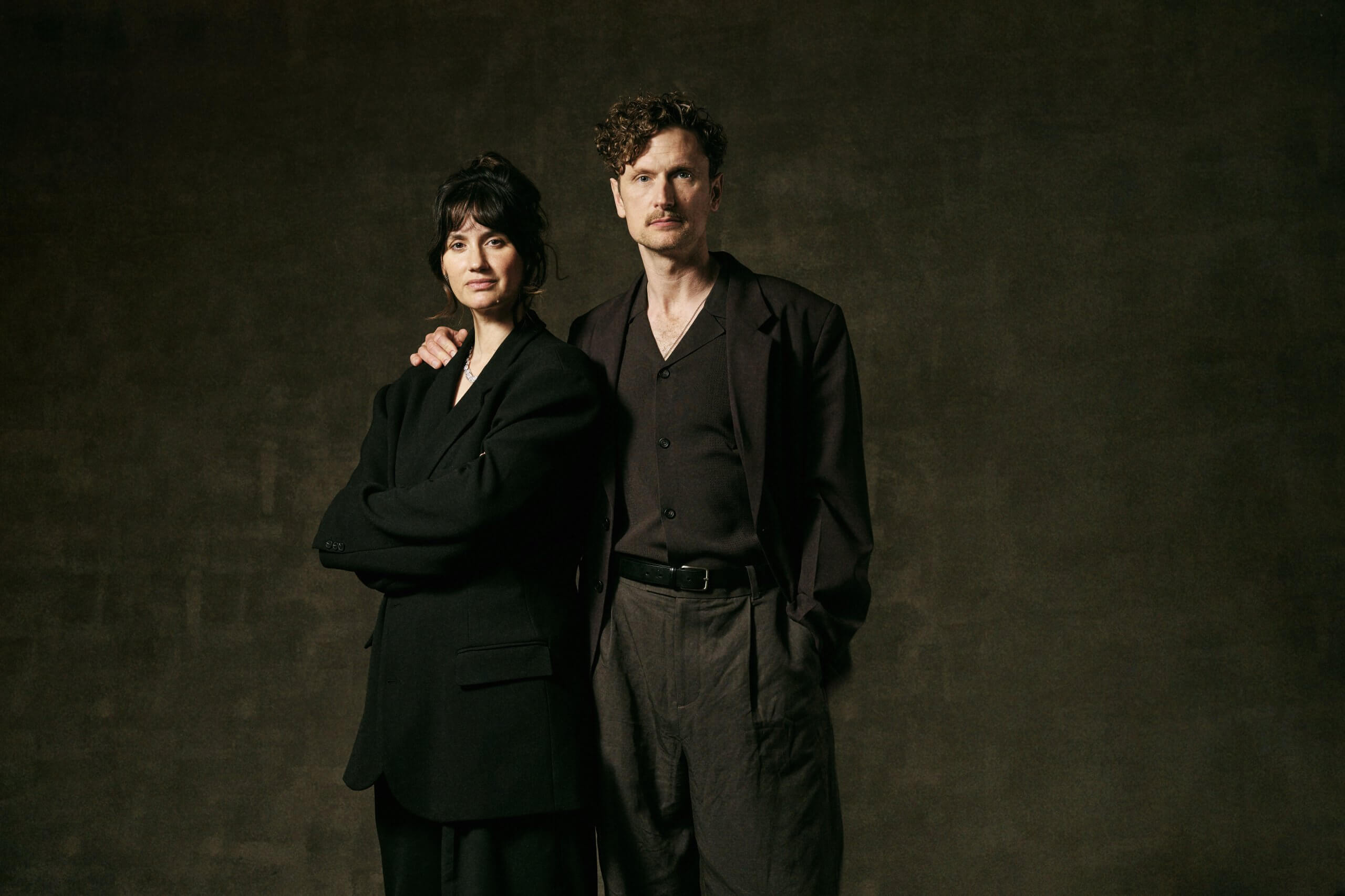 Danica Curcic e Mikkel Boe Følsgaard nos bastidores de 'O Homem das Castanhas'. 