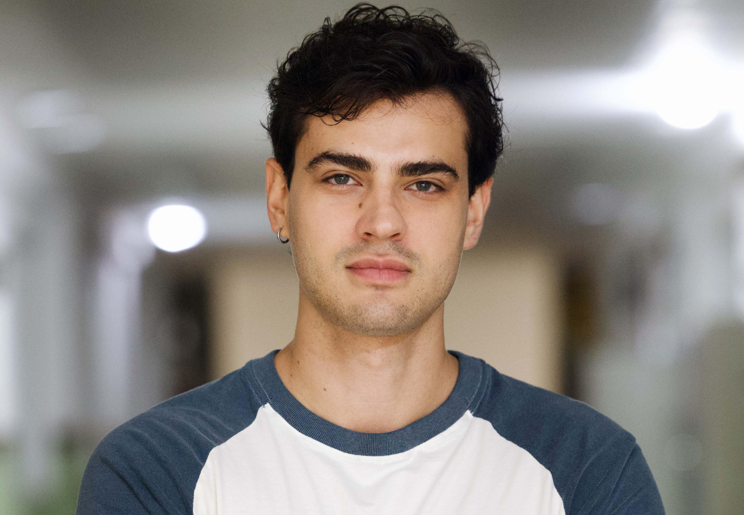 Pedro Alves vive o estudante Fernando em 'Quem Ama Cuida'
