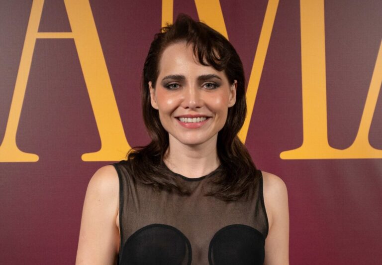 Protagonista de Quem Ama Cuida, Leticia Colin brilha em lançamento