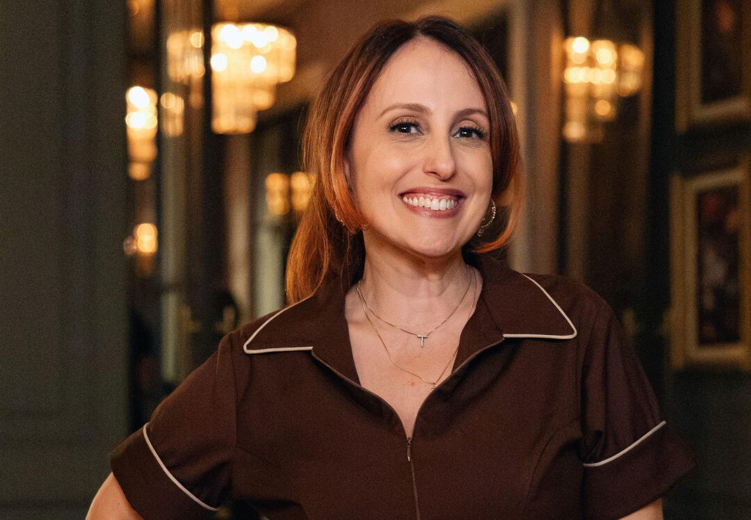 Quem Ama Cuida: Luana Martau vive Tilde, a fofoqueira digital da mansão.