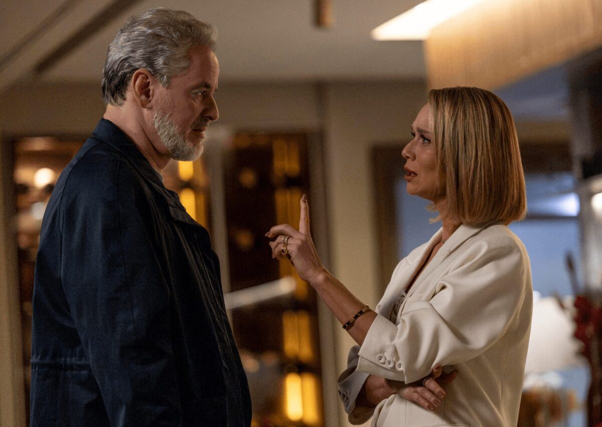 Dora e Ademir se separam em 'Quem Ama Cuida' Dora (Mariana Ximenes) enfrenta Ademir (Dan Stulbach). Ela expõe suas mágoas. Ele tenta se explicar, mas não convence. Globo/ Angélica Goudinho