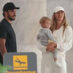 Supermodelo famosa desembarca no Rio com caçula e marido
