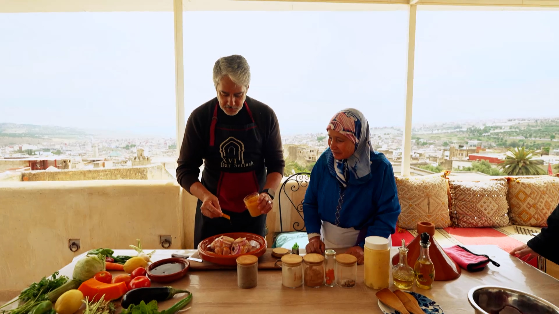 William Bonner aprende a fazer Tagine, prato típico marroquino, pão e chá