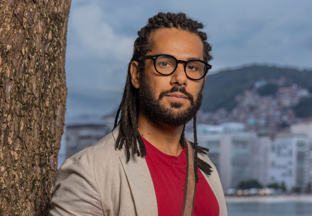 Amaury Lorenzo interpreta o professor Lucas na novela Por Você