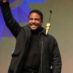 Christian Malheiros ganha Kikito e emociona ao homenagear Justino