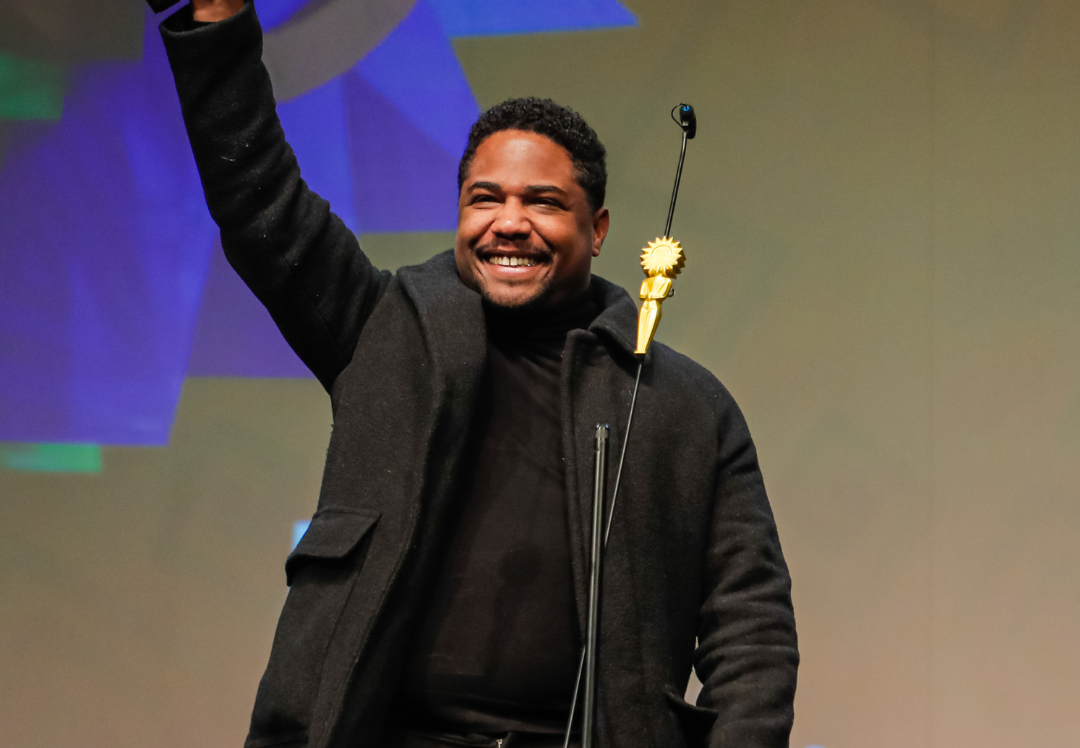 Christian Malheiros ganha Kikito e emociona ao homenagear Justino