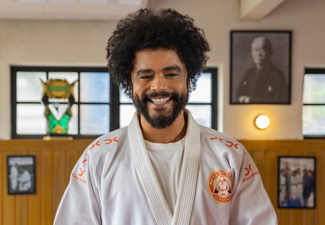 Diogo Almeida vive professor de judô na novela 'Por Você'